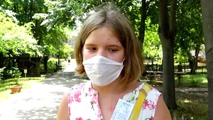 Obstacolele şcolii online sunt greu de depăşit pentru unele familii. Mulţi părinţi nu au cu cine să lase copiii acasă