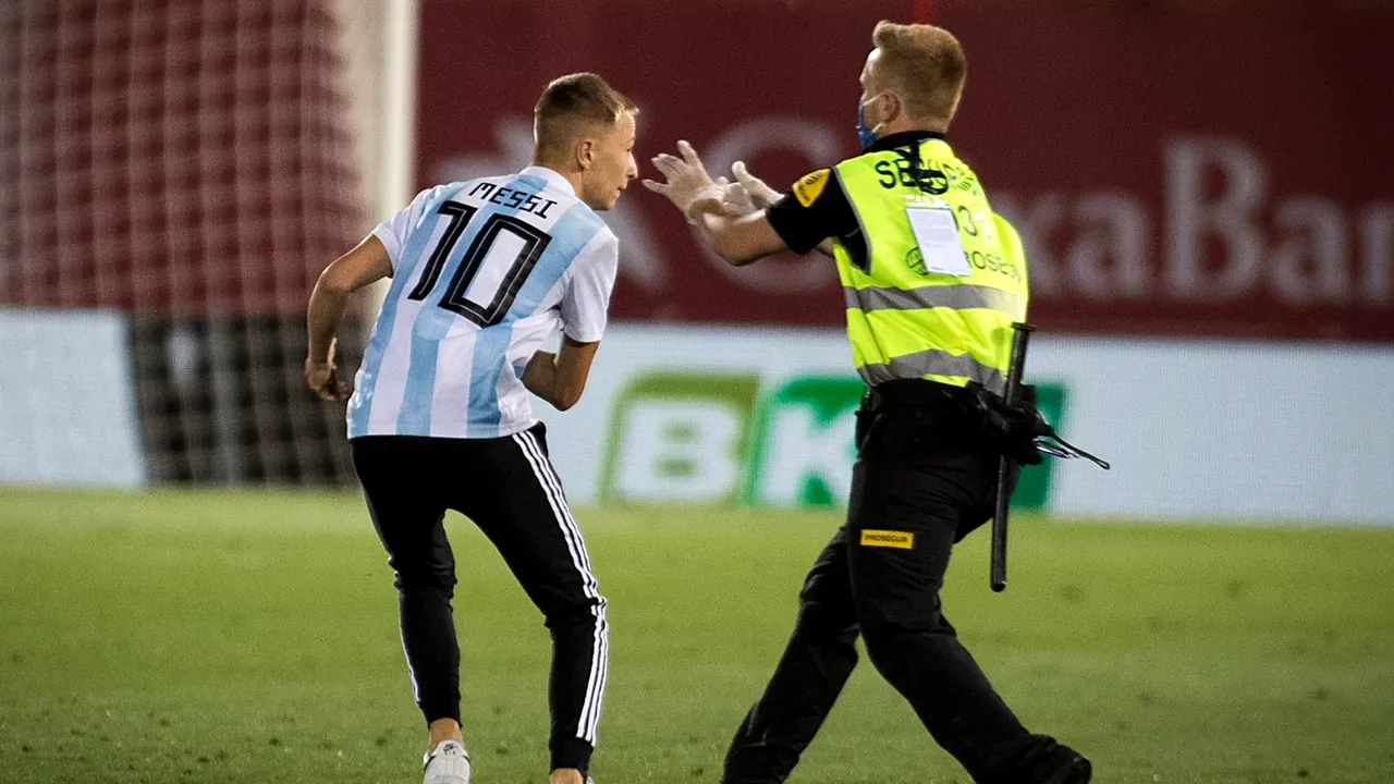 A sărit un gard de 2 metri şi a intrat pe teren să facă poză cu Messi. A ieşit plângând: 