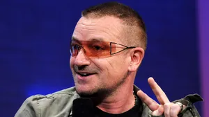 Patru staruri POP, printre care Bono şi Pharrell Williams, dedică un album muzical...unei pisici moarte