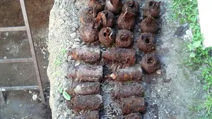 FOTO | Zeci de mine antipersonal care ar fi putut exploda, descoperite într-o gospodărie din Vrancea