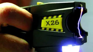 CCR a admis sesizarea lui Klaus Iohannis pe legea care permite poliţiştilor să folosească dispozitive cu electroşocuri