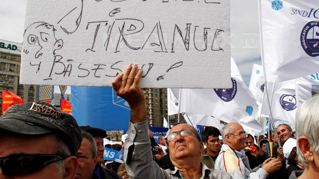 Sindicaliştii protestează luni la Parlament, cerând renunţarea la reducerea salariilor şi pensiilor