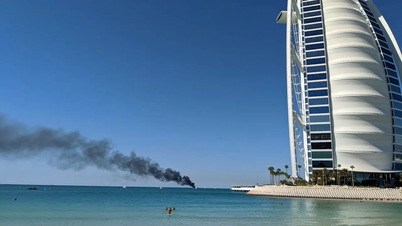 Incendiu la bordul unei nave, în apropiere de Burj Al Arab, din Dubai. FOTO
