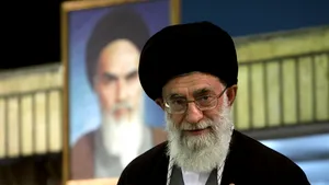 Persoane reţinute în Iran pentru că i-au insultat pe ayatollahii Khomeiny şi Khamenei