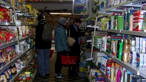 Sute de arădeni merg zilnic în Ungaria la cumpărături. Preţurile sunt mai mici cu 25 la sută