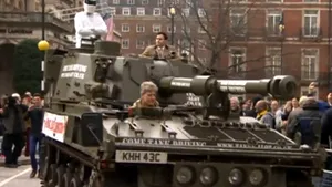 Un tanc a adus la sediul BBC petiţia în favoarea lui Jeremy Clarkson - VIDEO