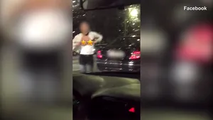 Imagini interzise minorilor la o bătaie între două femei în trafic. Poliţia Capitalei a deschis o anchetă | VIDEO