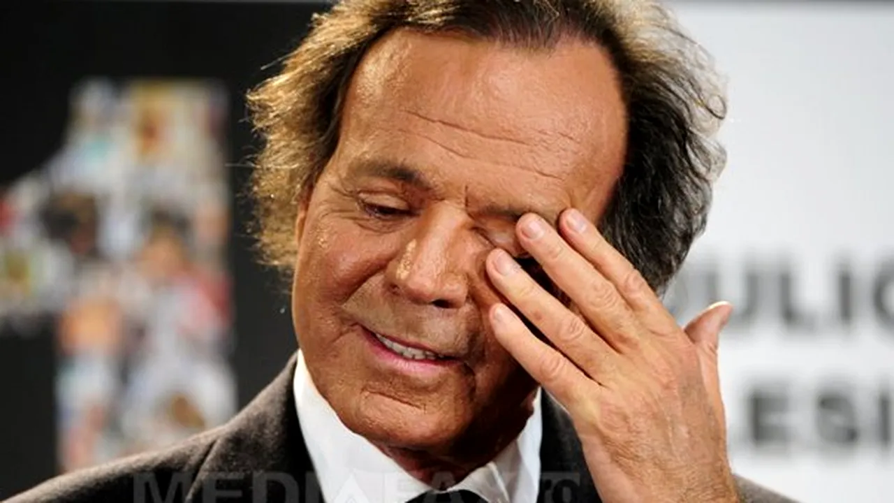 Julio Iglesias, prins cu 42 kg de rucola, căpşuni, ciuperci, roşii, spanac şi zmeură în valize, pe aeroport