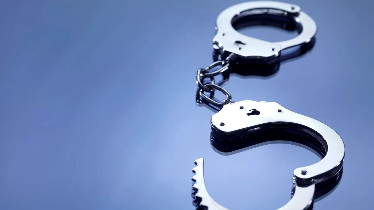 Anchetă într-un inspectorat judeţean, unde poliţiştii au fost obligaţi să cumpere cătuşele care trebuiau primite gratuit. Cât a cerut un agent pe o pereche