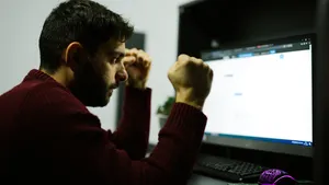 Un bărbat din Arad a fost amendat după ce a folosit un limbaj vulgar pe o reţea de socializare. Cât trebuie să plătească