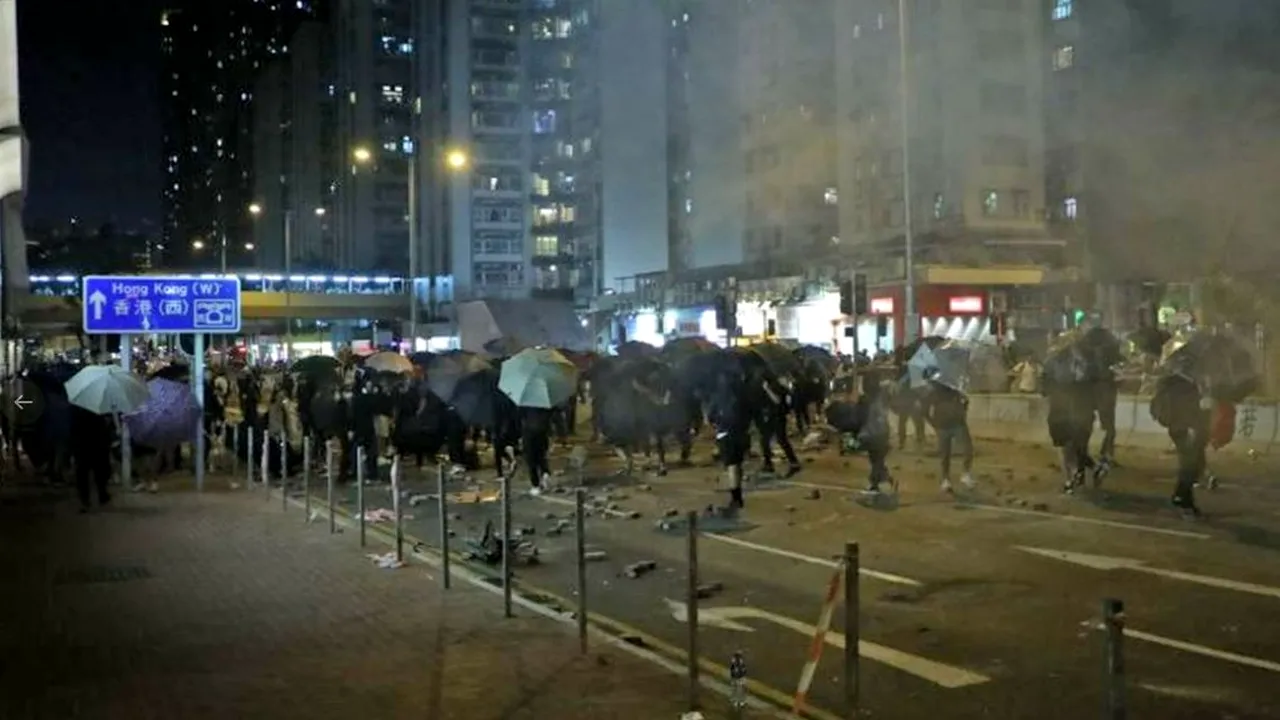 Violenţe în campusul Universităţii Politehnice din Hong Kong: Carrie Lam face apel la detensionarea situaţiei dintre sutele de studenţi şi poliţie - VIDEO