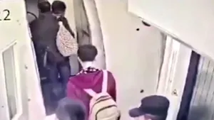 Superstiţia care anulează zboruri. Un bărbat care a urmat sfatul soacrei de a arunca bani în motorul unui avion, reţinut de poliţişti | VIDEO