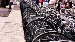 Cum arată ţara cu autostrăzi pentru ciclişti şi un sens giratoriu suspendat pentru biciclete - FOTO, VIDEO