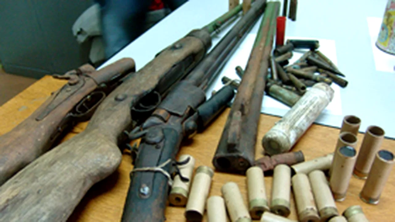 Trei arme în stare de funcţionare cu cartuşe în ele, în podul unei şcoli din Bistriţa