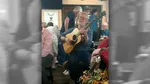 Ultimele imagini cu Glen Hansard înainte de accidentul mortal. Cânta într-un pub, locul în care se simțea cel mai bine