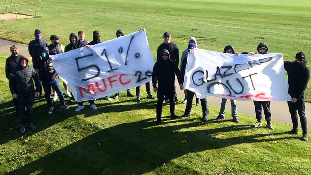 Fanii lui Manchester United protestează la baza de antrenamente a clubului împotriva proprietarilor