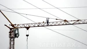 Un bărbat ameninţă că se aruncă de pe o macara în cartierul Pajura din Capitală