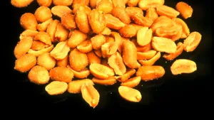 O fetiţă de 1 an şi jumătate se zbate între viaţă şi moarte, după ce s-a înecat cu alune 