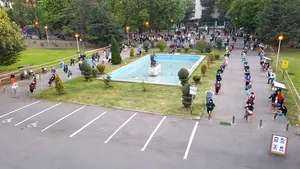 Premieră la Opera din Constanţa. Spectacol în aer liber, cu distanţare fizică. Artiştii au cântat cu măştile pe faţă