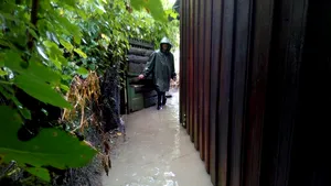 Ploile torenţiale fac ravagii în Timişoara. Curţi şi subsoluri inundate, o maşină blocată într-un pasaj. Pompierii intervin pentru evacuarea apei - FOTO