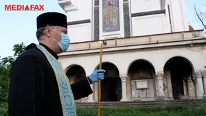 De la Sfântul Mormânt, în casele românilor. Lumina Sfântă calmează spiritele după o săptămână de controverse în rândul autorităţilor