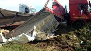 Un tir încărcat cu bere s-a răsturnat în Dolj. Mai multe persoane chemate să-l ajute pe şofer au furat baxuri - FOTO