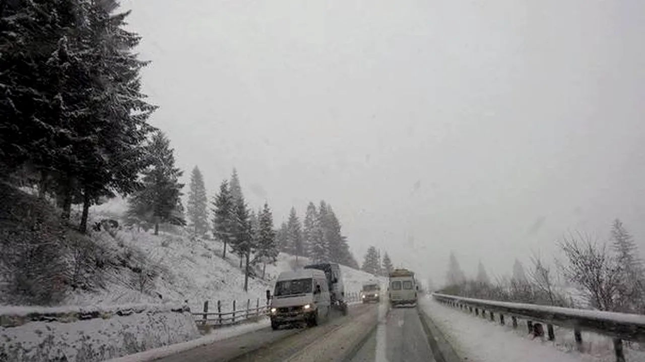 Trafic în condiţii de iarnă pe Autostrada 1 Sibiu-Deva, în zonă ninge abundent