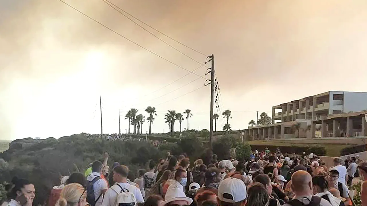 Haos în Grecia: peste 2.000 de persoane au fost evacuate de pe insula Rodos