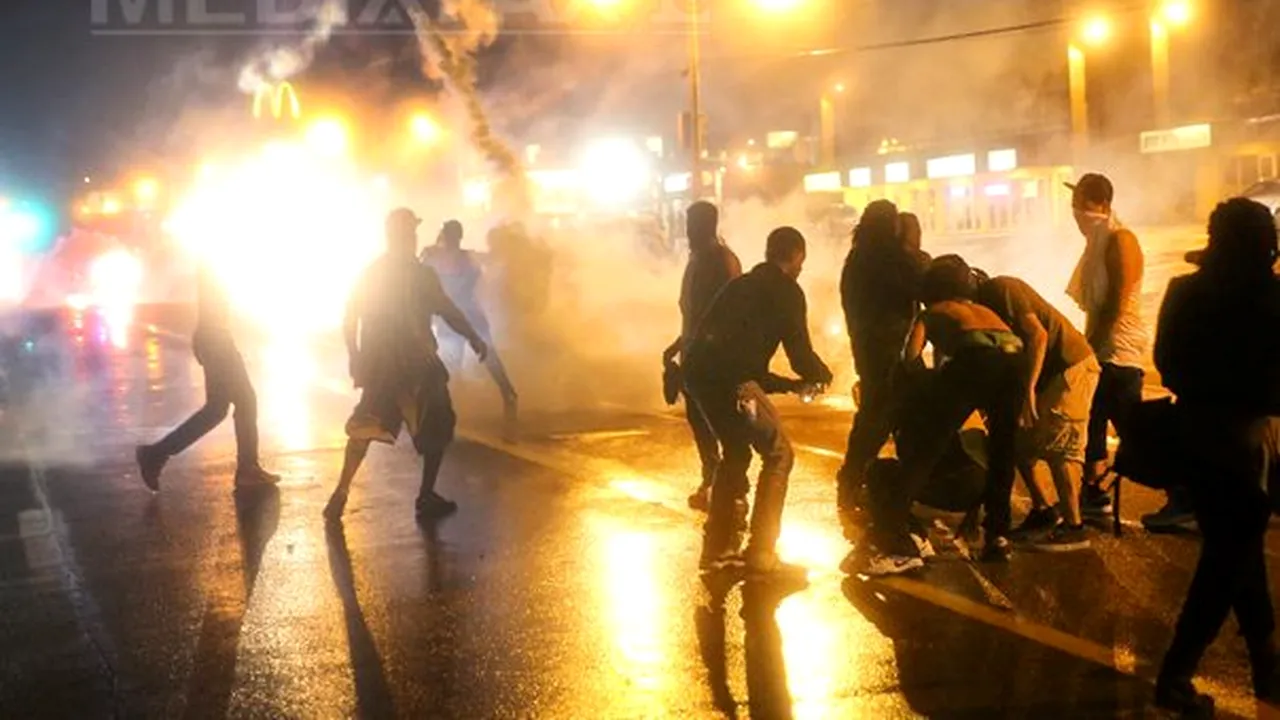 Protestele continuă în oraşul american Ferguson: Poliţia foloseşte gaze lacrimogene împotriva manifestanţilor