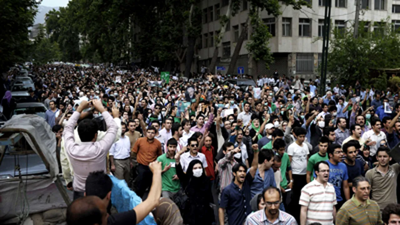 Teheran: Protestele continuă, reţeaua de telefonie mobilă a fost suspendată - GALERIE FOTO