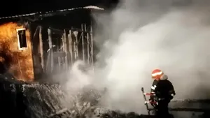 Flăcări violente în Prahova: Două case au ars complet, în urma unui incendiu pornit de la un scurtcircuit