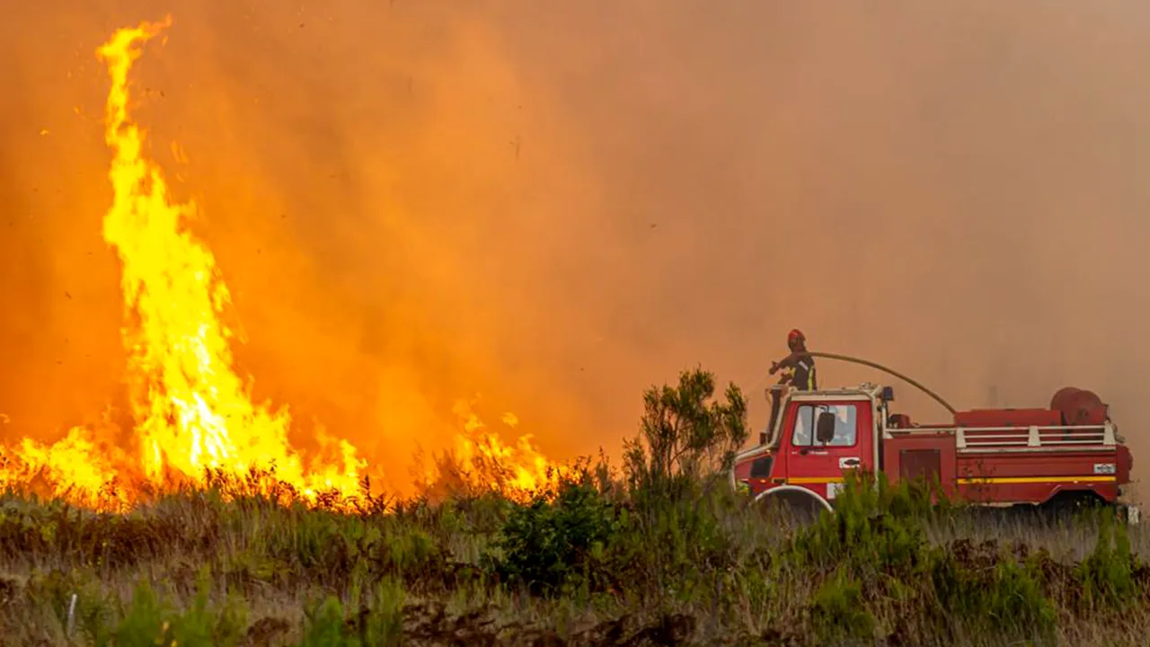 Un incendiu a distrus un camping şi 500 de hectare în sudul Franţei. 2.000 de persoane au fost evacuate