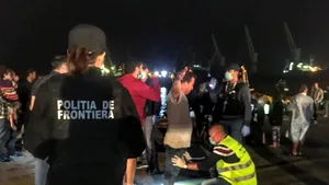 FOTO, VIDEO | Intervenţie pe Marea Neagră. O ambarcaţiune ce plutea în derivă cu 157 de migranţi, între care 56 de copii, a fost adusă în Portul Midia