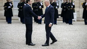 Reuniunea de la Paris. Ilie Bolojan a fost întâmpinat de Emmanuel Macron