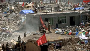 O bătrână şi o fetiţă, salvate de sub dărâmături la cinci zile de la cutremurul din China