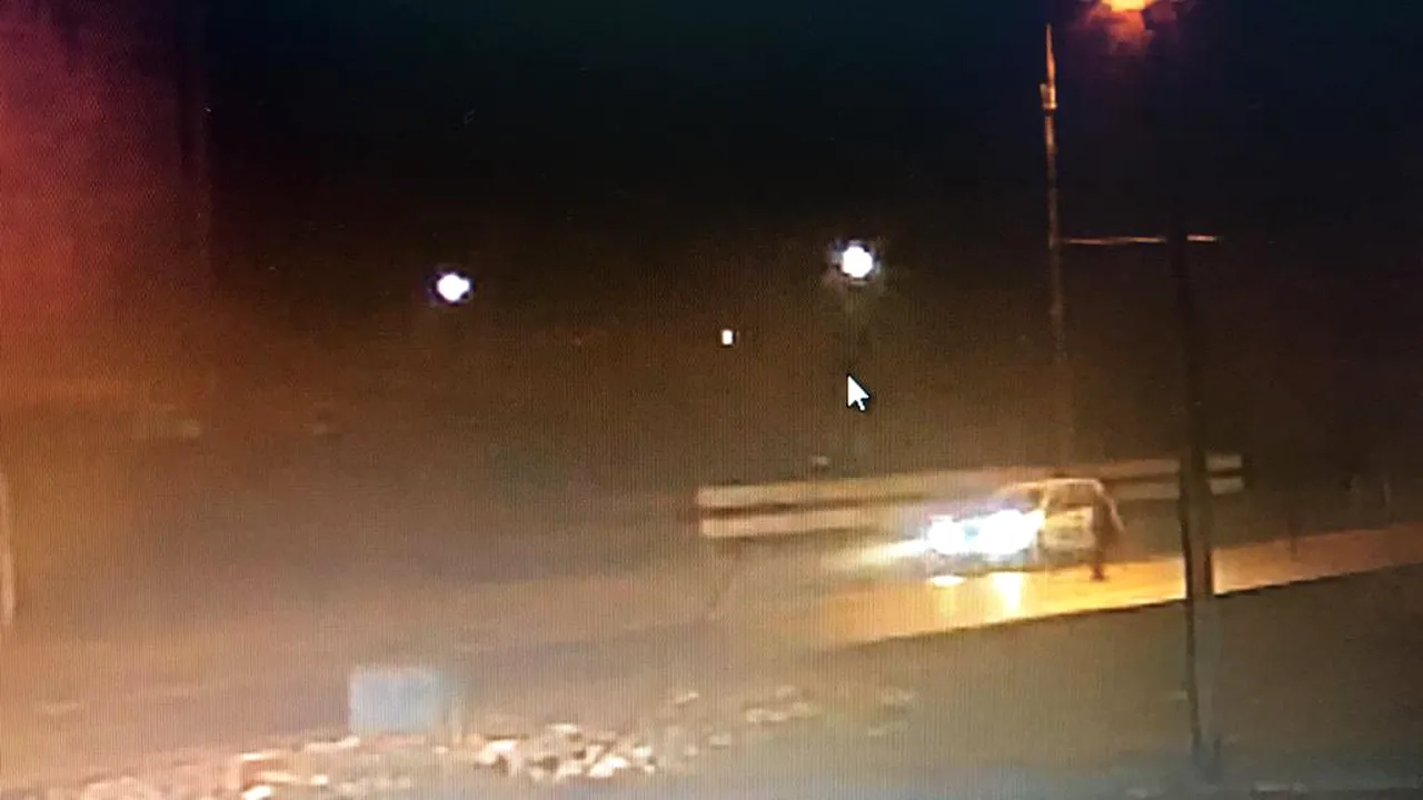 FOTO | O femeie care a lovit cu maşina o fetiţă de 11 ani, apoi a plecat, este căutată de poliţişti. Copilul a mers acasă după accident