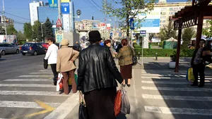 GALERIE FOTO Sute de ploieşteni, au aşteptat ore întregi autobuzele. Oamenii nu ştiau că regia de transport era în grevă de avertisment. „Am luat pentru Paşte 8 kilograme de lapte şi ouă. Nu pot să mă duc pe jos acasă“