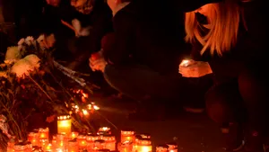 REPORTAJ: Clubul Colectiv, locul unde se întorc supravieţuitorii ca să aprindă lumânări - FOTO