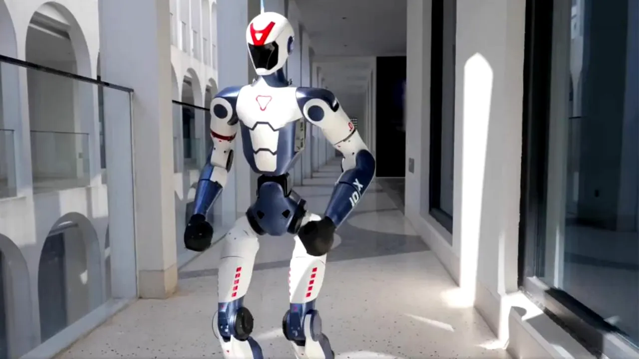 Ne apropiem de era roboților personali? A fost lansat primul robot umanoid care costă mai puțin de 6.000 de dolari