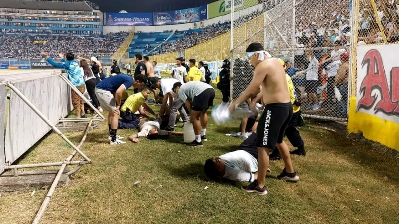 Busculadă pe un stadion de fotbal din El Salvador. Cel puţin nouă persoane au murit