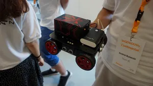 GALERIE FOTO Şapte echipe de studenţi au creat maşinuţe inteligente, care pot comunica între ele în trafic