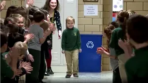 Un copil de 6 ani s-a întors la şcoală în ovaţiile colegilor, după 3 ani de luptă cu cancerul. VIDEO
