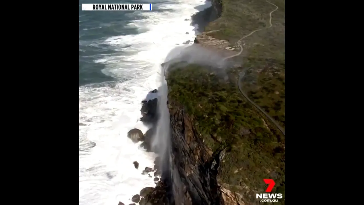 VIDEO Cascada care curge invers în Australia. „Tipic pentru 2020”. Care este explicaţia
