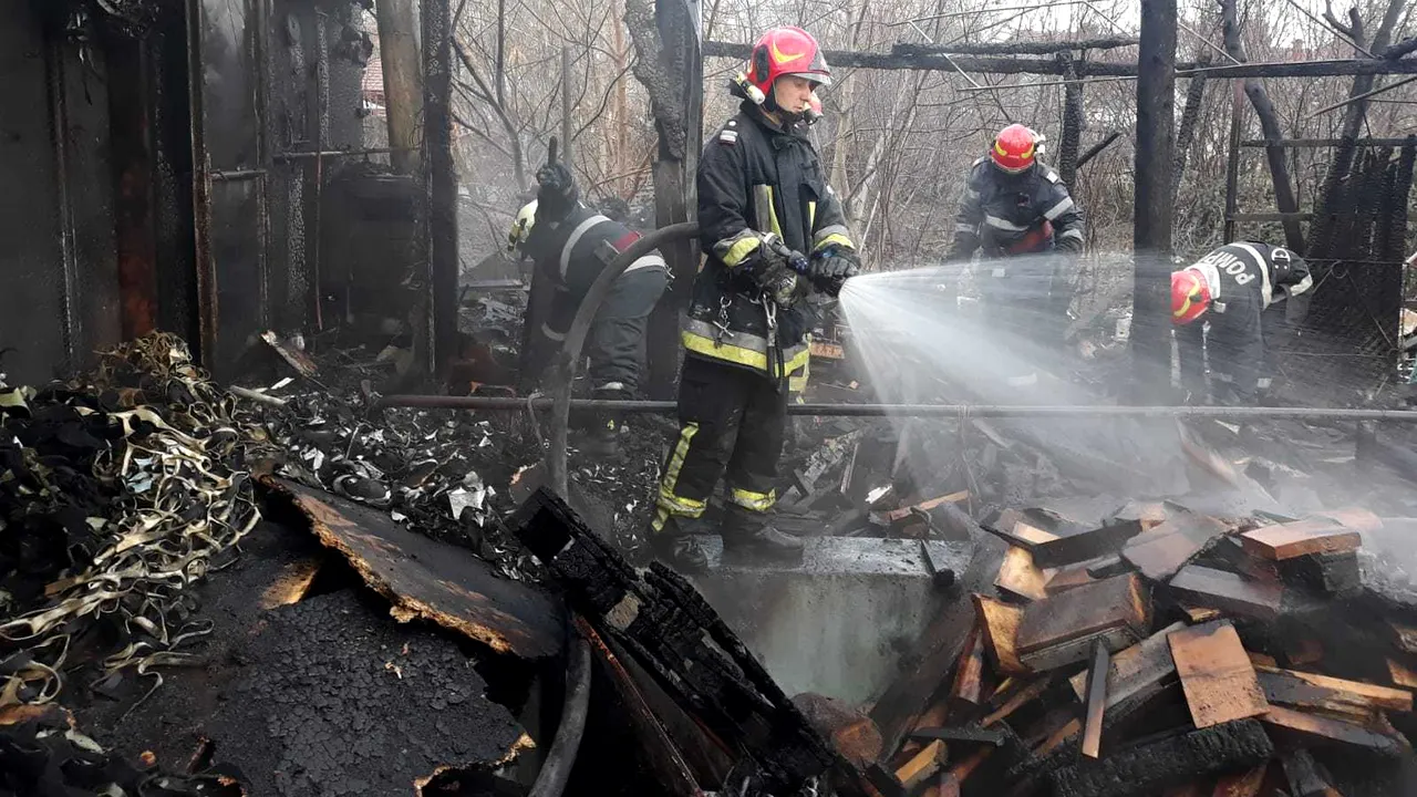 Incendiu la anexele unui bar din Timişoara, 15 persoane din locuinţele învecinate s-au autoevacuat - FOTO