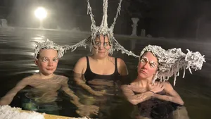 FOTO | Imagini haioase. Participanţii la un concurs atipic înfruntă Covid-19 cu părul îngheţat şi zâmbetul pe buze