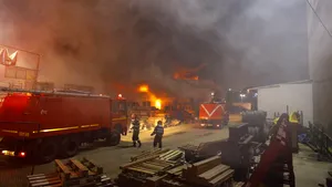 Incendiul din Capitală: Hala a ars în totalitate. Construcţia era service auto