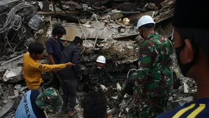 Cel puţin 42 de morţi, peste 800 de răniţi şi 15.000 de persoane fără adăpost după cutremurul din Indonezia

