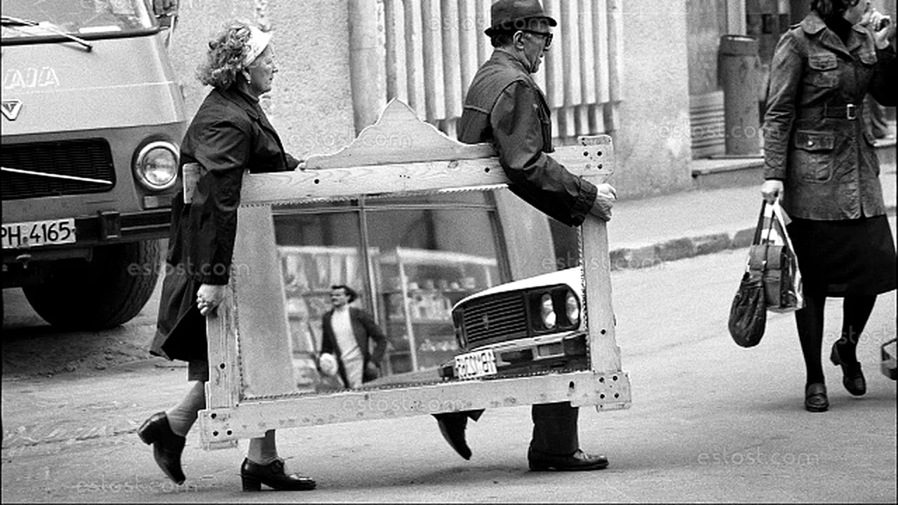 ISTORIA FĂRĂ PERDEA, Marius Oprea. Alte vremuri, aceleaşi nemulţumiri: în 1977 crescuse vîrsta de pensionare, alimente erau pline de pesticide şi începuse criza economică. Dar lozinca ”munceşte şi crapă” devine realitate abia azi
