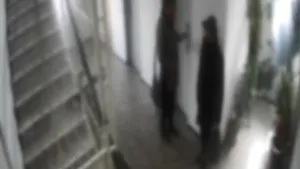 O femeie de 75 de ani din Capitală, tâlhărită de doi tineri care se dădeau vânzători de parfumuri