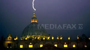 Un fulger a lovit Bazilica Sfântul Petru, după demisia Papei Benedict - FOTO
